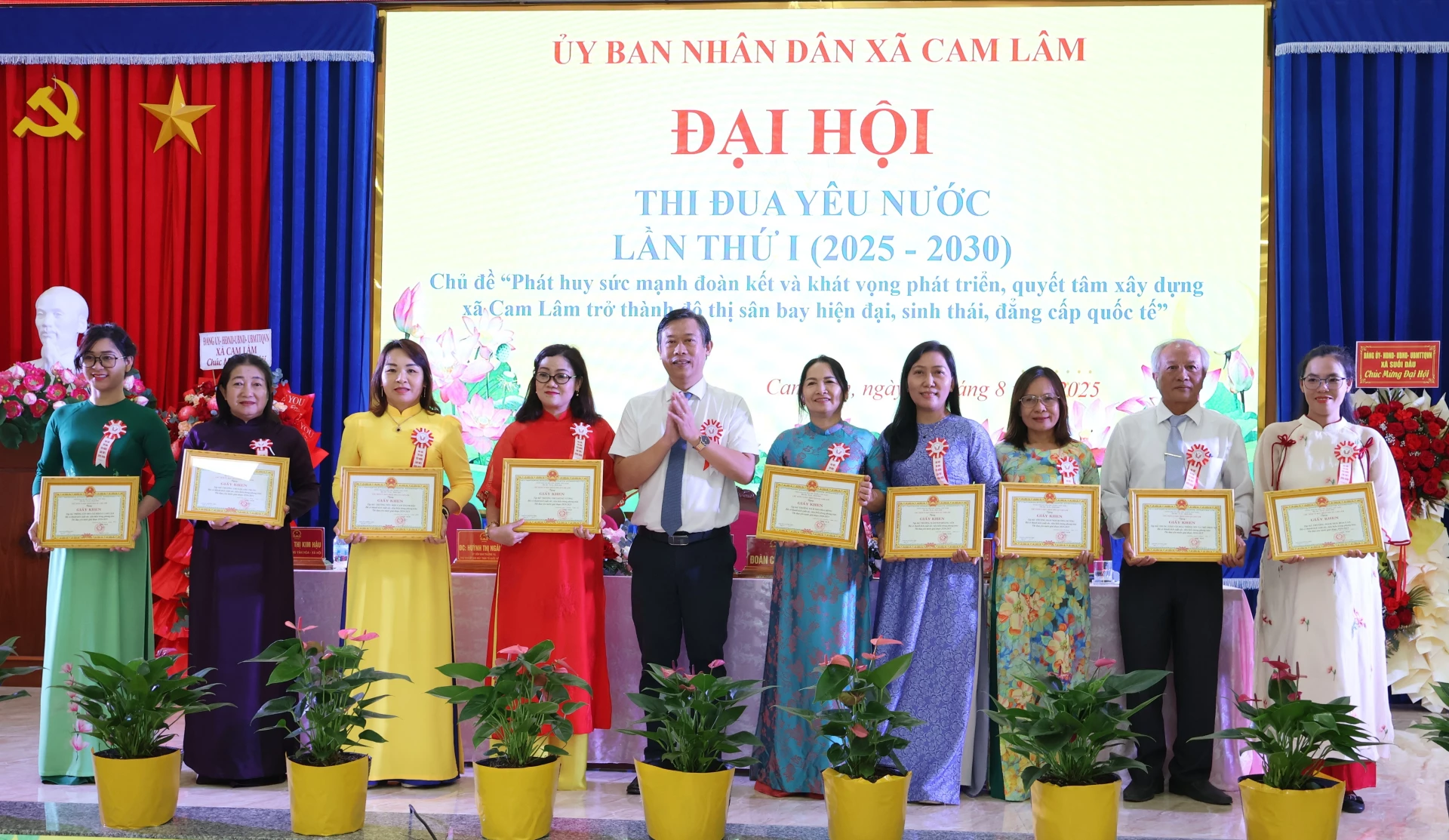 Lãnh đạo xã Cam Lâm trao giấy khen cho các tập thể.