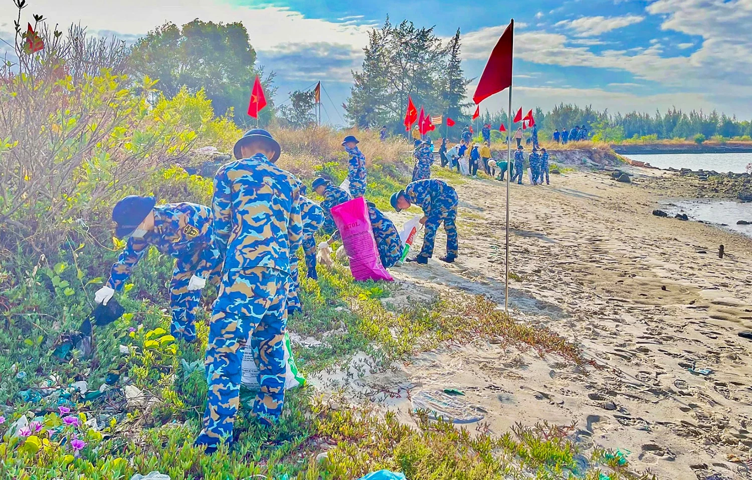 Cán bộ, chiến sĩ Tiểu đoàn 458 cùng đoàn viên, thanh niên các địa phương tham gia vệ sinh bờ biển.