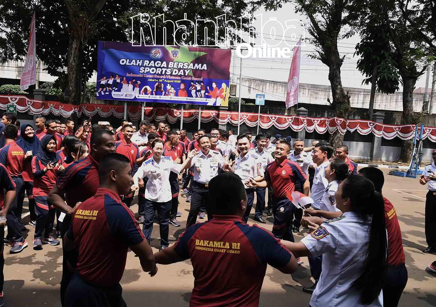 Cán bộ, chiến sĩ Cảnh sát biển Việt Nam giao lưu văn hóa, văn nghệ và các trò trò chơi truyền thống cùng cán bộ, nhân viên Cảnh sát biển Indonesia.