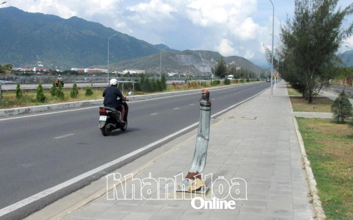 Cần sớm dựng lại trụ đèn chiếu sáng