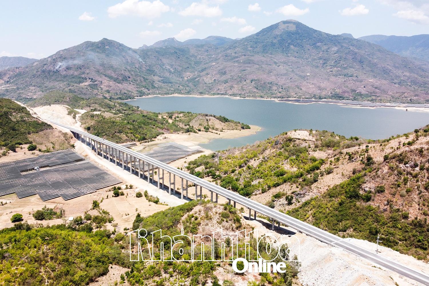 The Cam Lam - Vinh Hao expressway project coming into operation contributes significantly to connecting Khanh Hoa with the southern economic center.