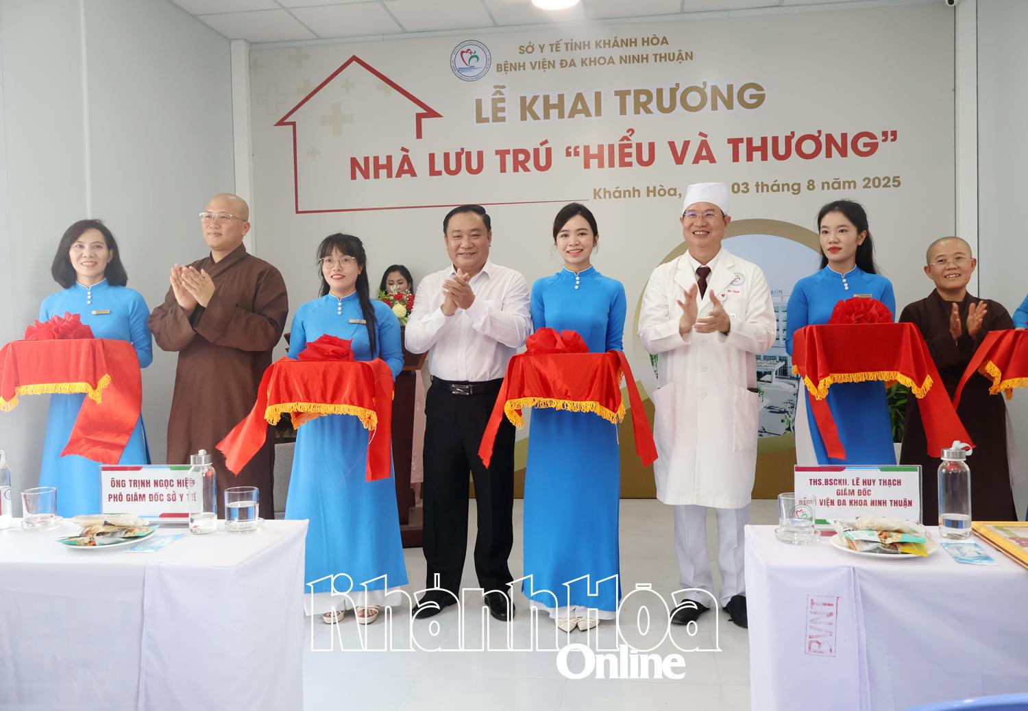 Lãnh đạo Bệnh viện Đa khoa Ninh Thuận và các đại biểu cắt băng khai trương.