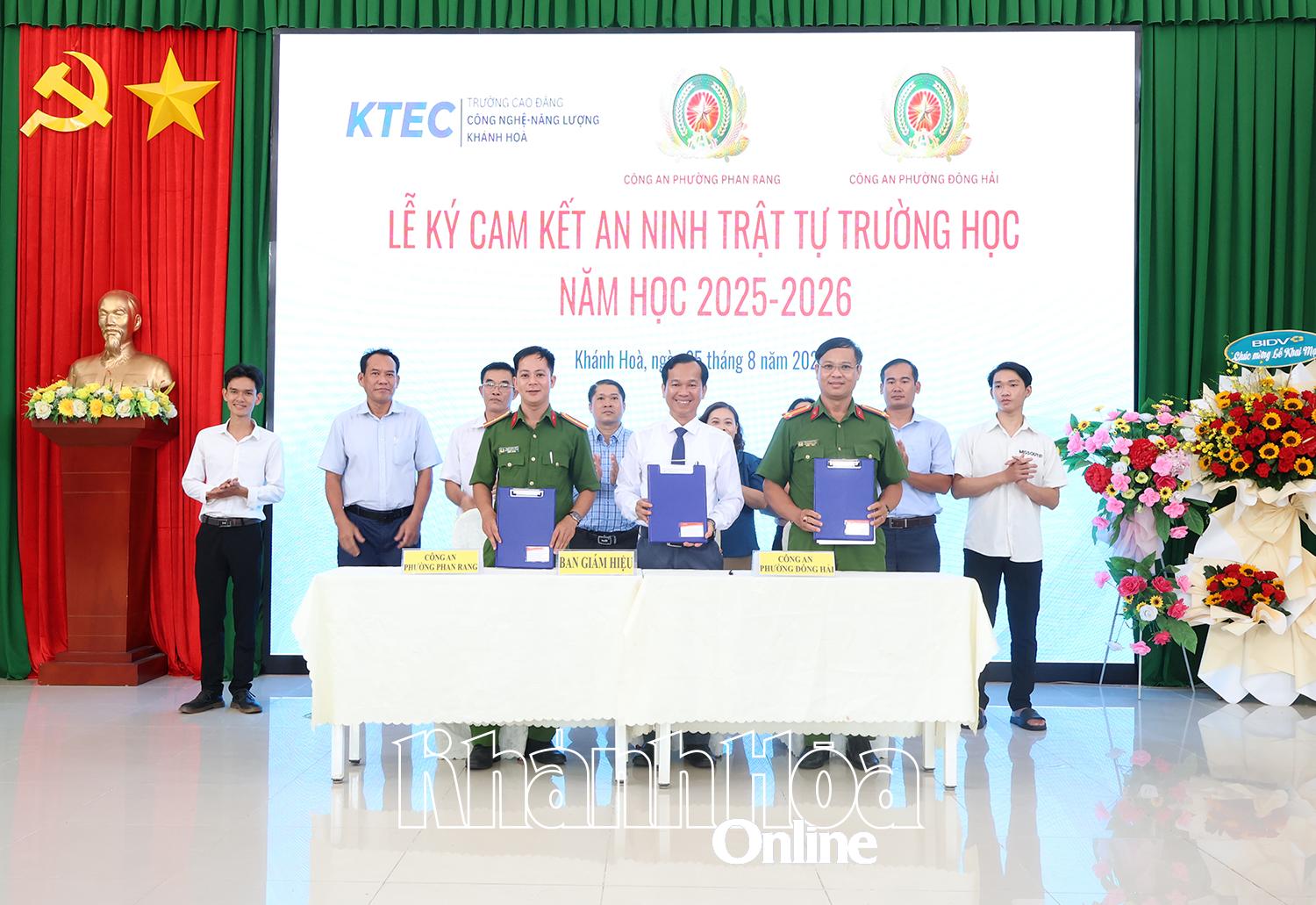 Lãnh đạo Trường Cao đẳng Công nghệ - Năng lượng Khánh Hòa, Công an phường Phan Rang và Công an phường Đông Hải đã ký cam kết an ninh trật tự trường học năm học 2025-2026.