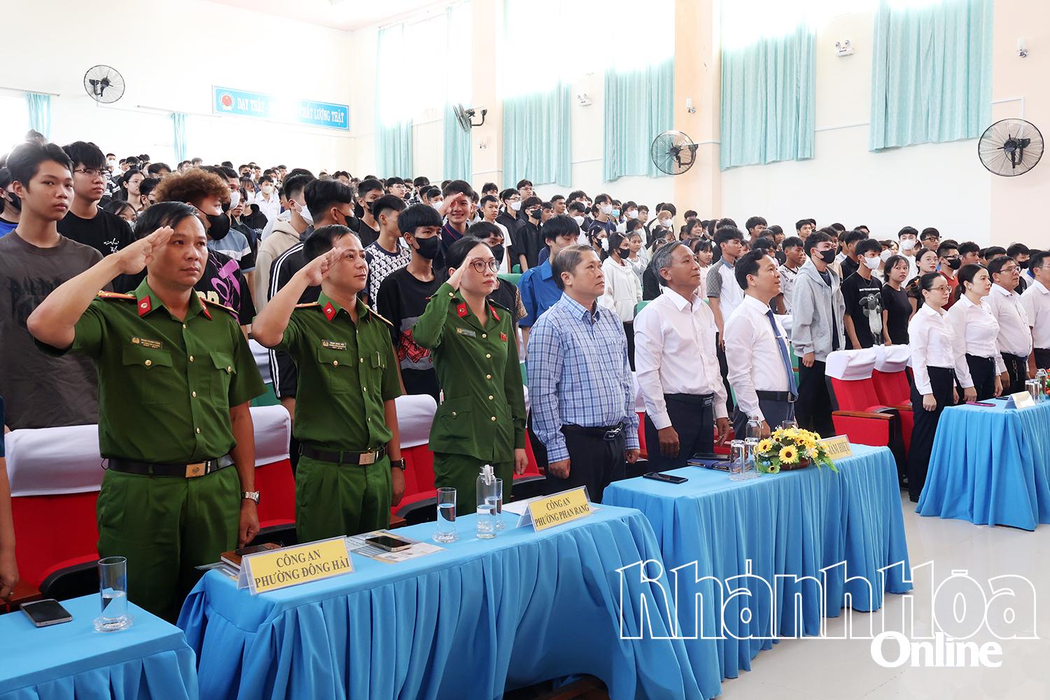 Các đại biểu và học sinh, sinh viên thực hiện nghi thức chào cờ.