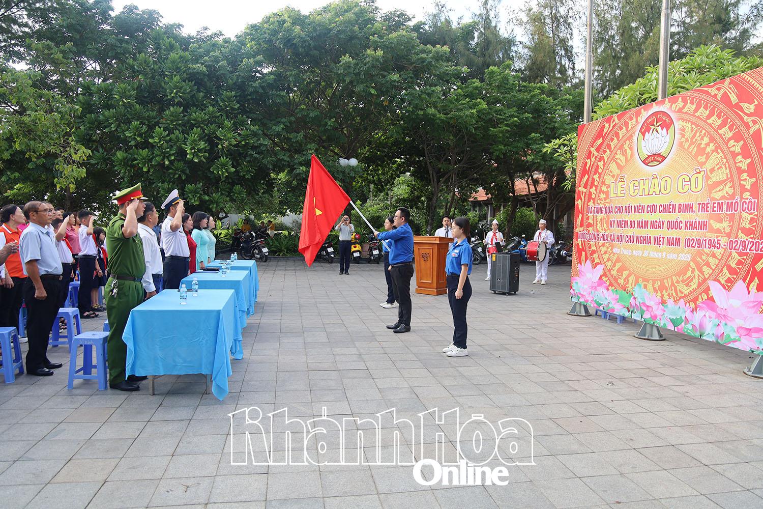 Quang cảnh lễ chào cờ.