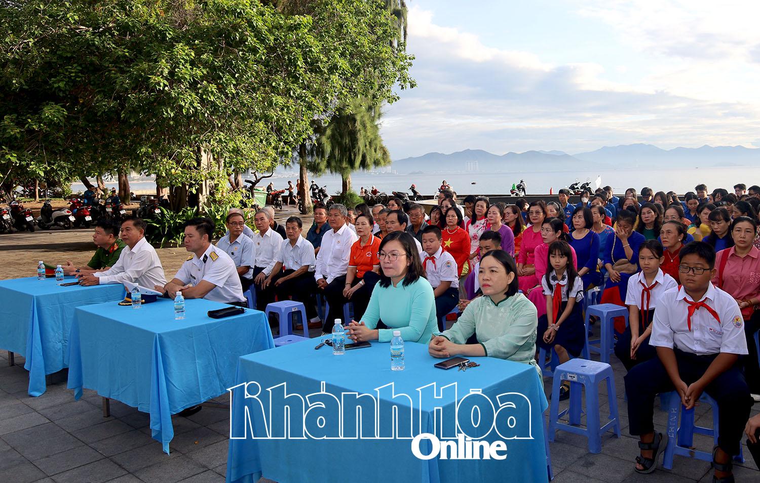 Đại biểu dự lễ chào cờ.