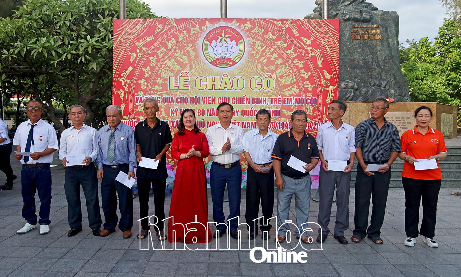 Các hội viên cựu chiến binh được nhận quà tặng.