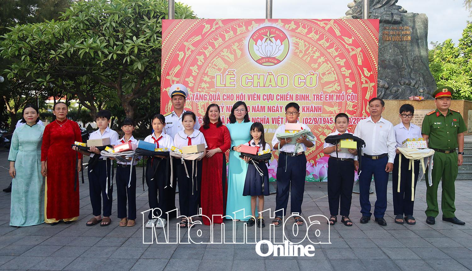 Các em học sinh được nhận quà tặng.