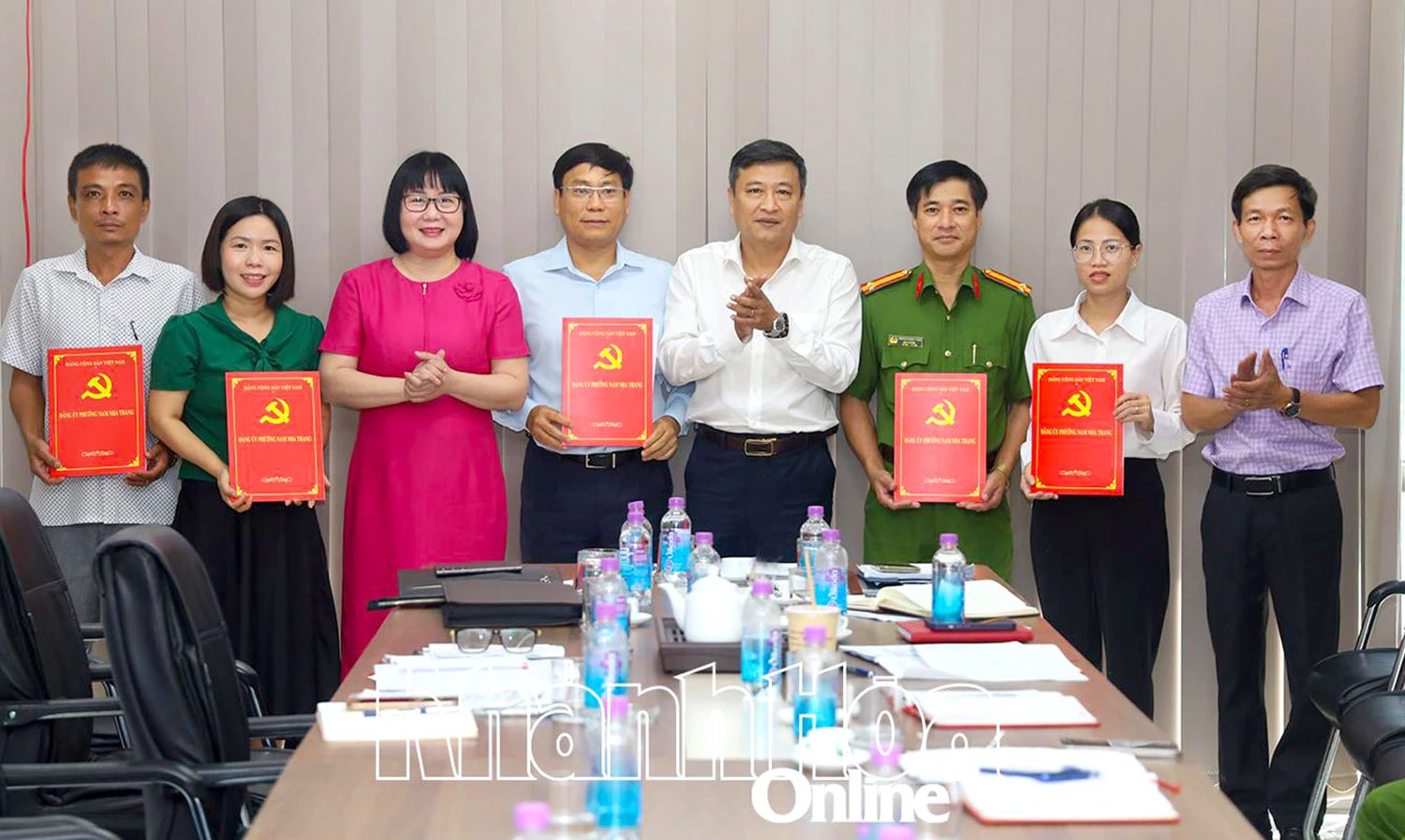 Thường trực Đảng ủy phường trao quyết định cho các đồng chí được chỉ định tham gia Ban Chấp hành Đảng bộ phường.