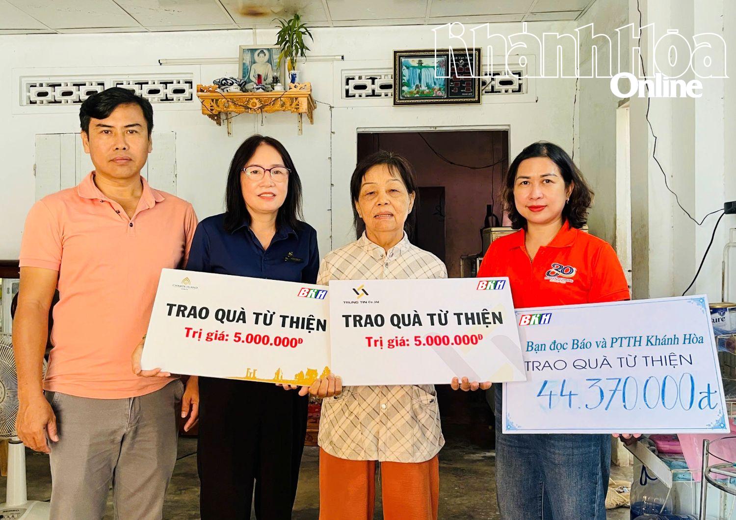 Đại diện các đơn vị trao tiền ủng hộ cho gia đình em Ngô Thiên.