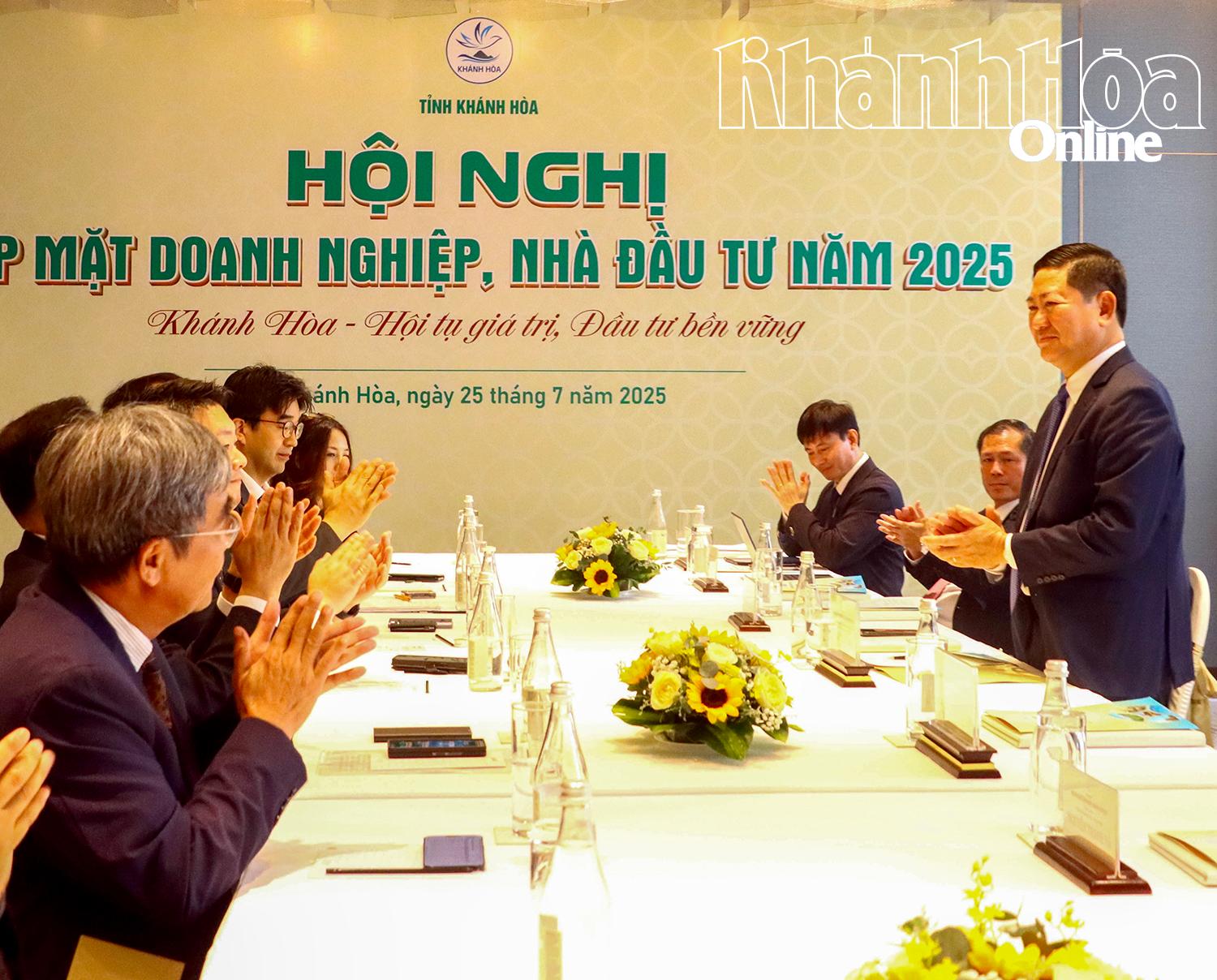 Chủ tịch UBND tỉnh Trần Quốc Nam chào đón các nhà đầu tư FDI tại hội nghị gặp mặt doanh nghiệp.