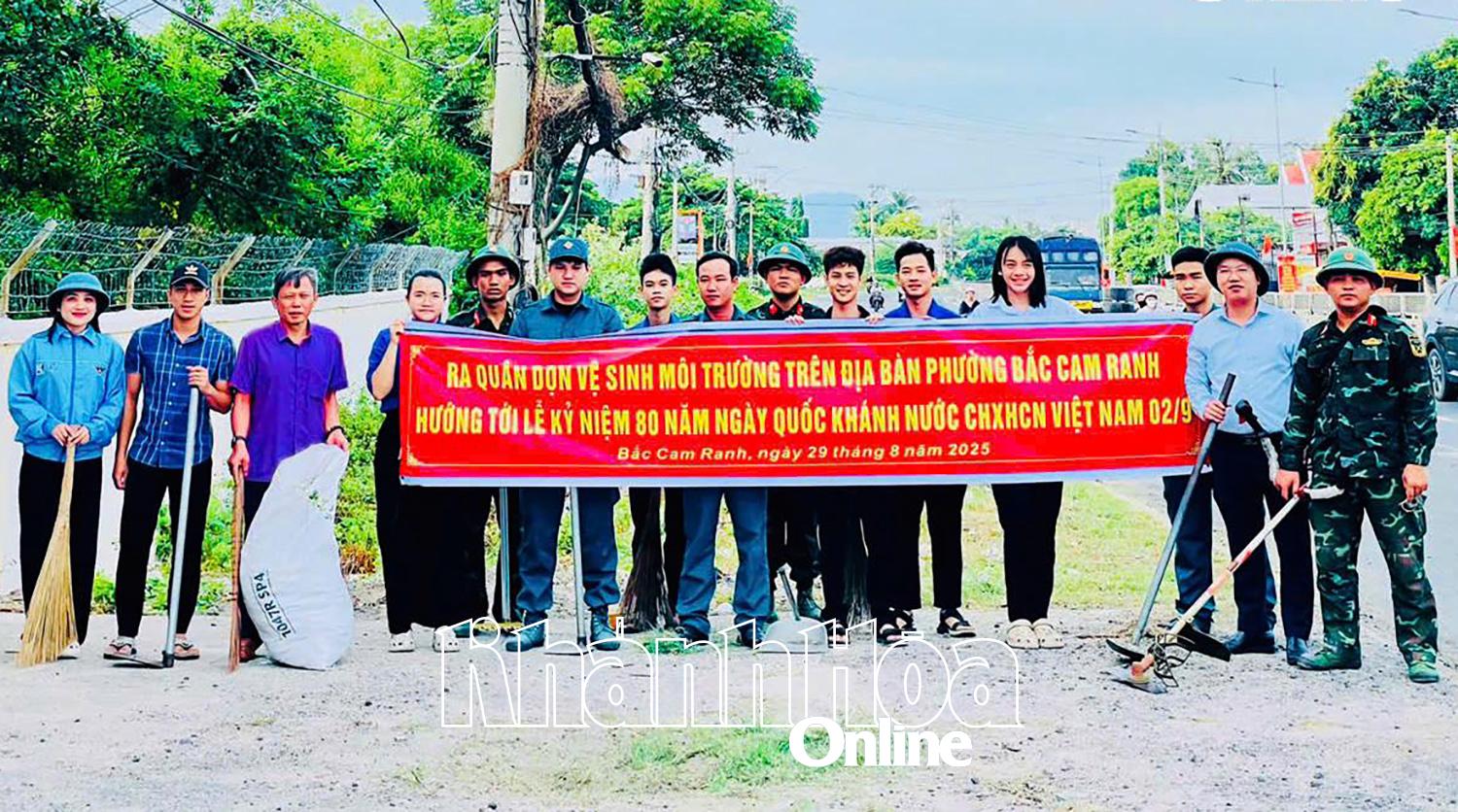 Đại diện lãnh đạo phường và các lực lượng chuẩn bị ra quân