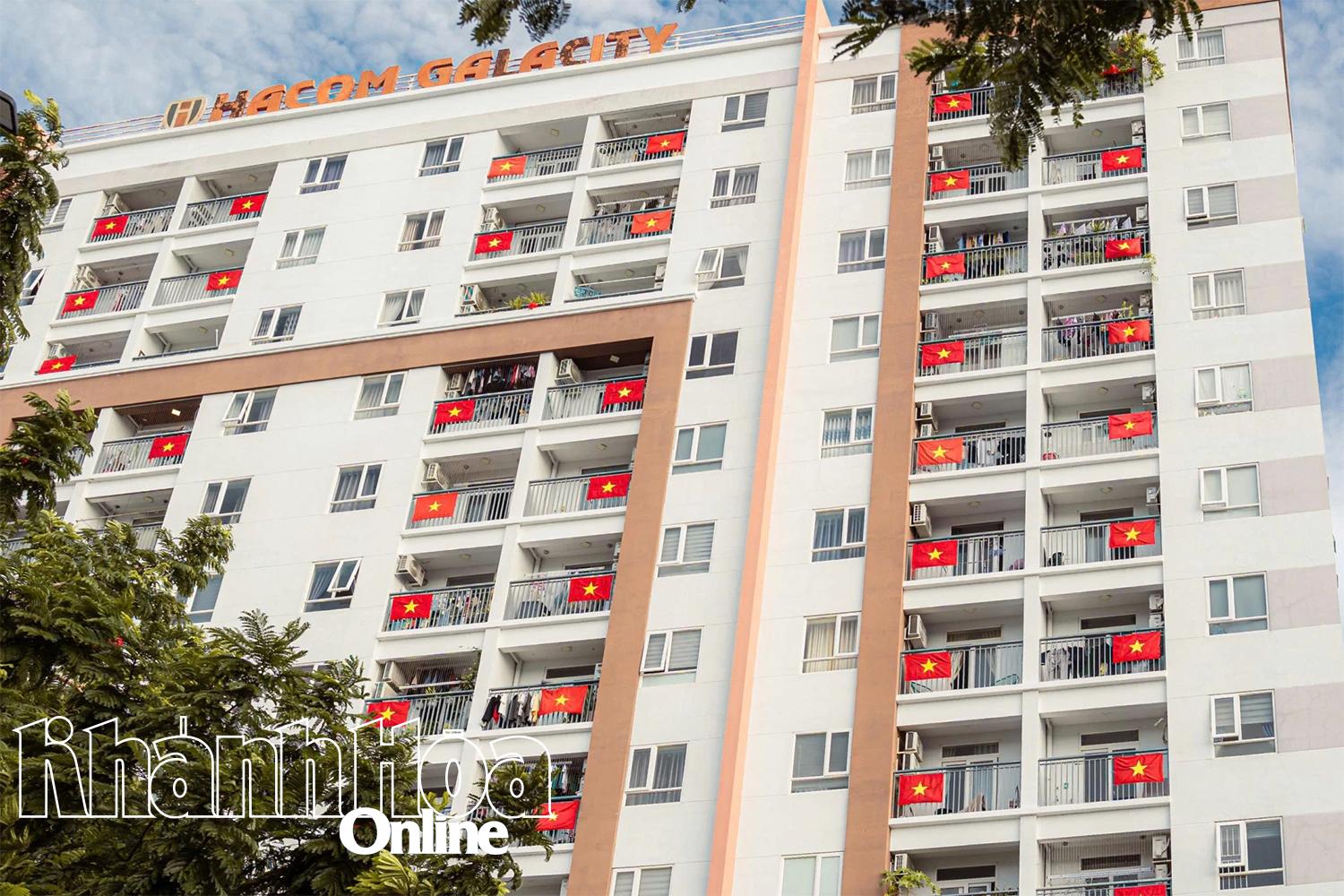Khu chung cư Hacom Galacity (phường Phan Rang) trang trí cờ chào mừng Quốc khánh 2-9. Ảnh: HỒNG NGUYỆT