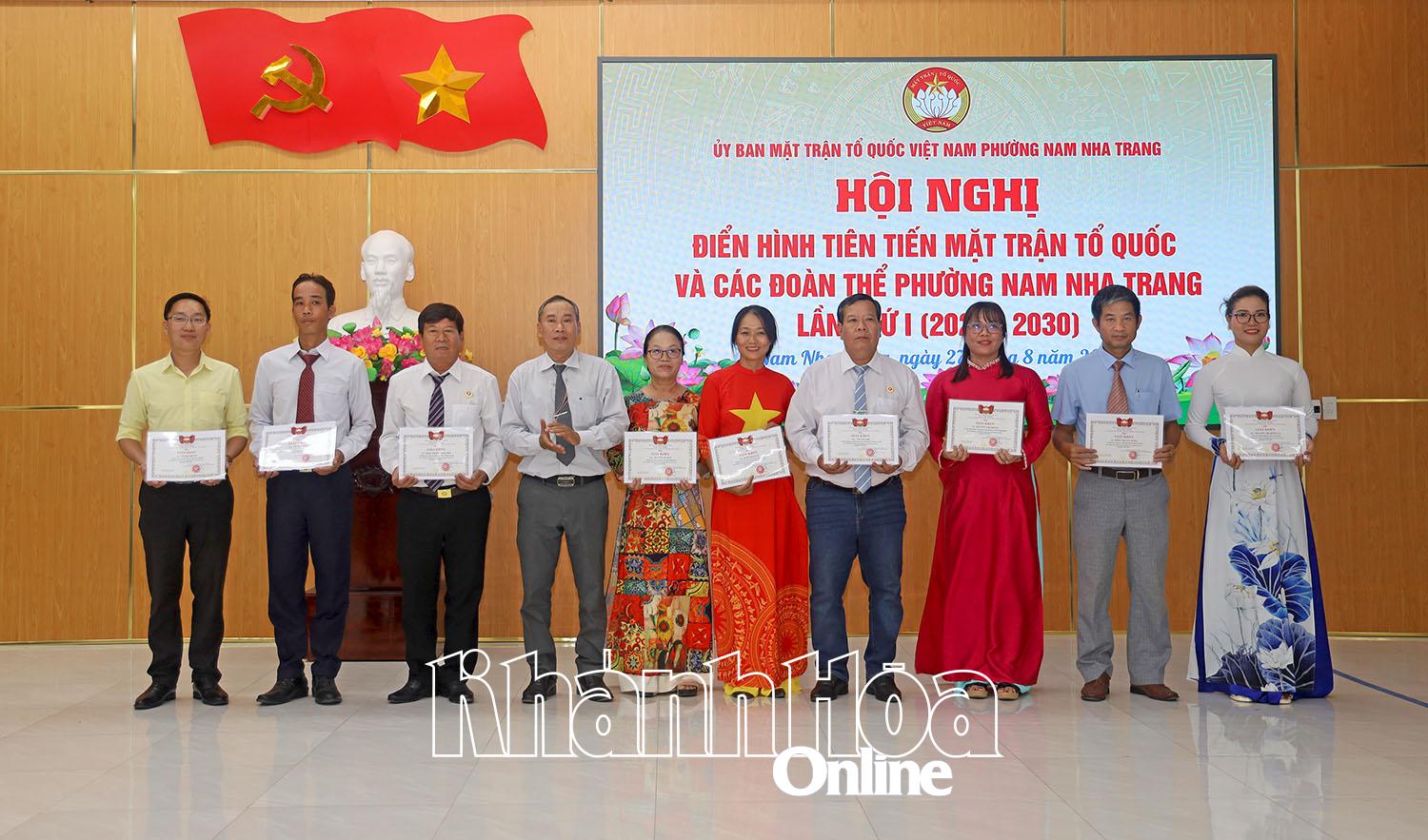 Các cá nhân được nhận giấy khen. 