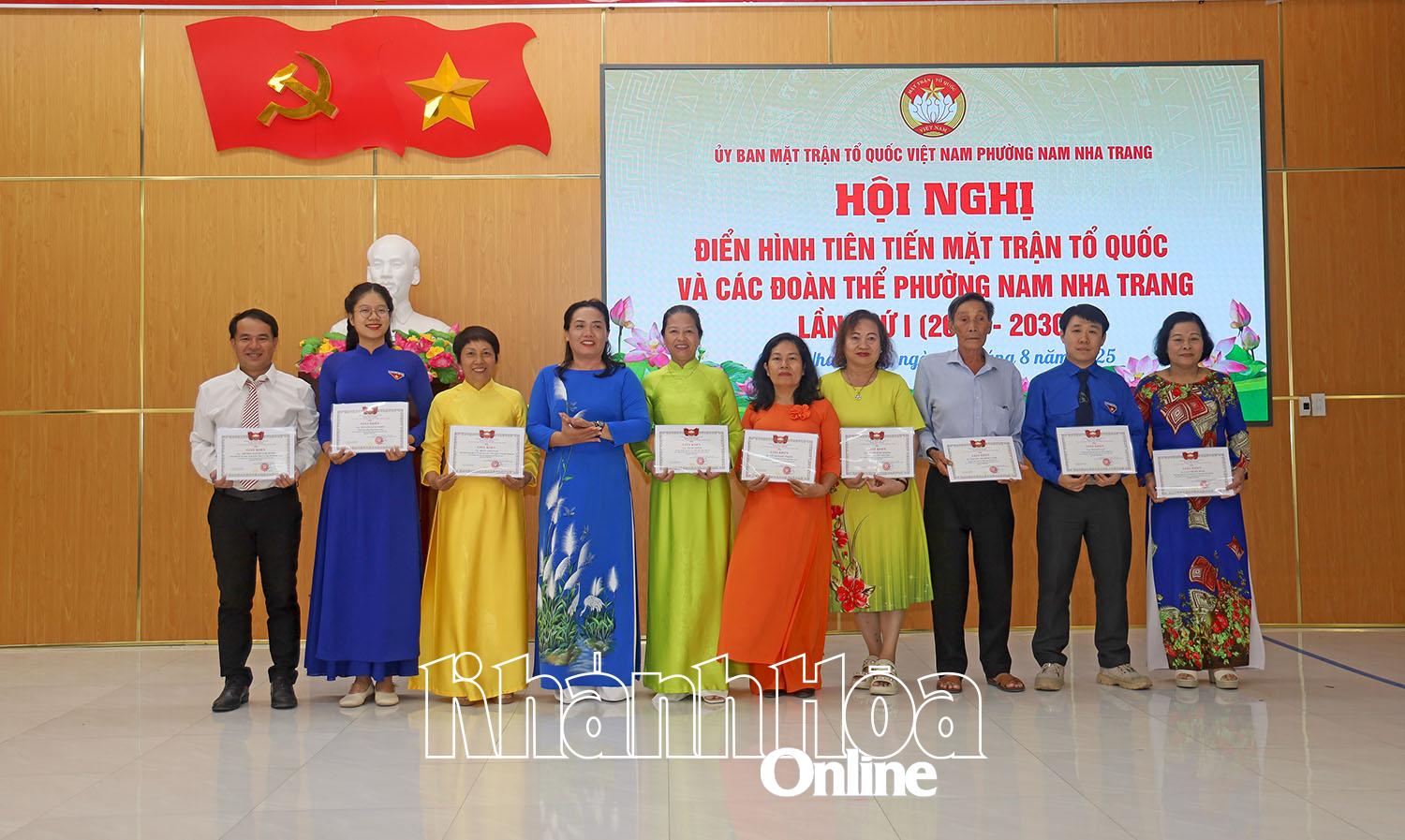 Các cá nhân được nhận giấy khen. 