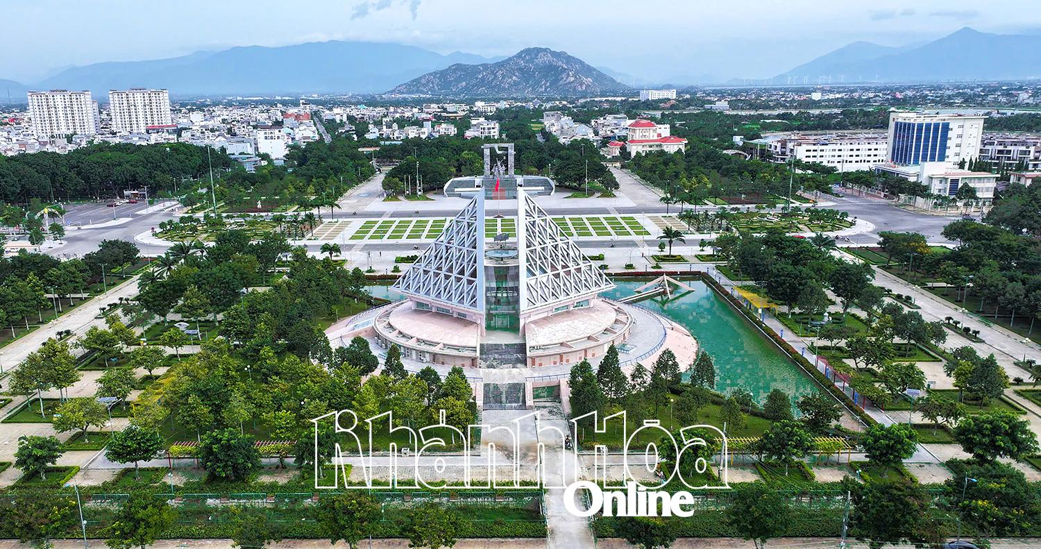 Cơ sở hạ tầng được đầu tư khang trang hiện đại tại Khu vực Quảng trường 16 Tháng 4 phường Phan Rang  (tỉnh Khánh Hòa). Ảnh: Văn Nỷ