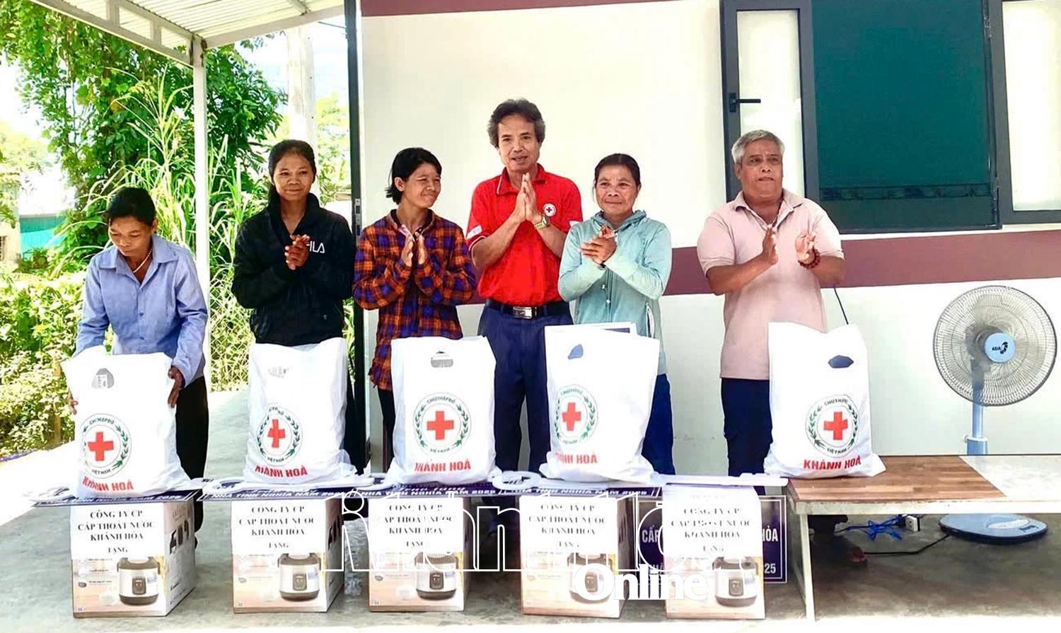 Lãnh đạo Hội Chữ thập đỏ tỉnh trao quà cho các hộ gia đình.