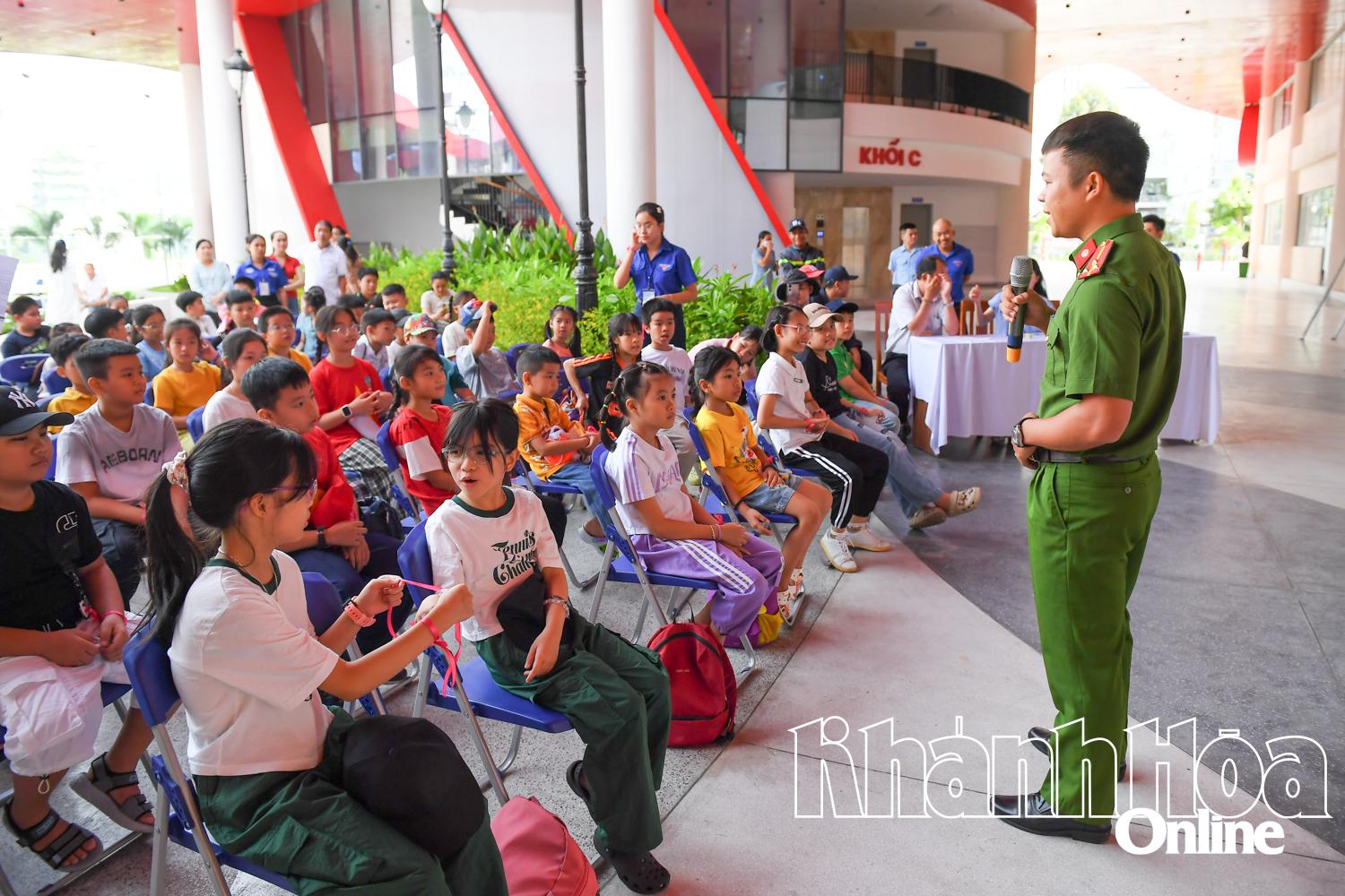Các thiếu nhi được phổ biến kiến thức về phòng cháy chữa cháy và cứu nạn cứu hộ.