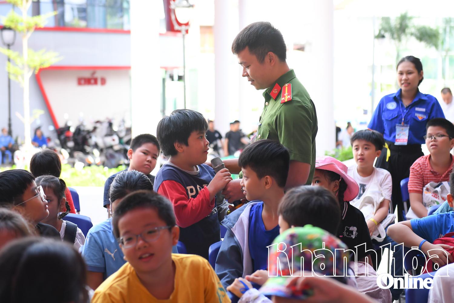 Các thiếu nhi hào hứng trả lời các câu hỏi về cách thoát nạn khi xảy ra đám cháy.