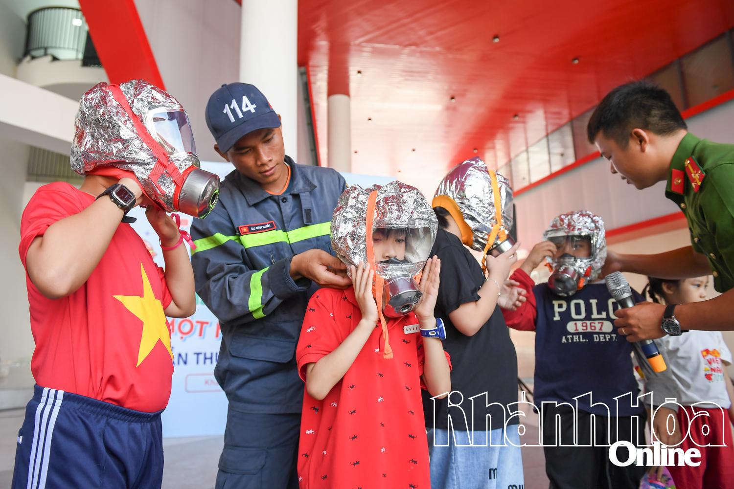 Tiếp xúc, trải nghiệm mặt nạ hỗ trợ thoát hiểm khi có cháy nổ xảy ra.