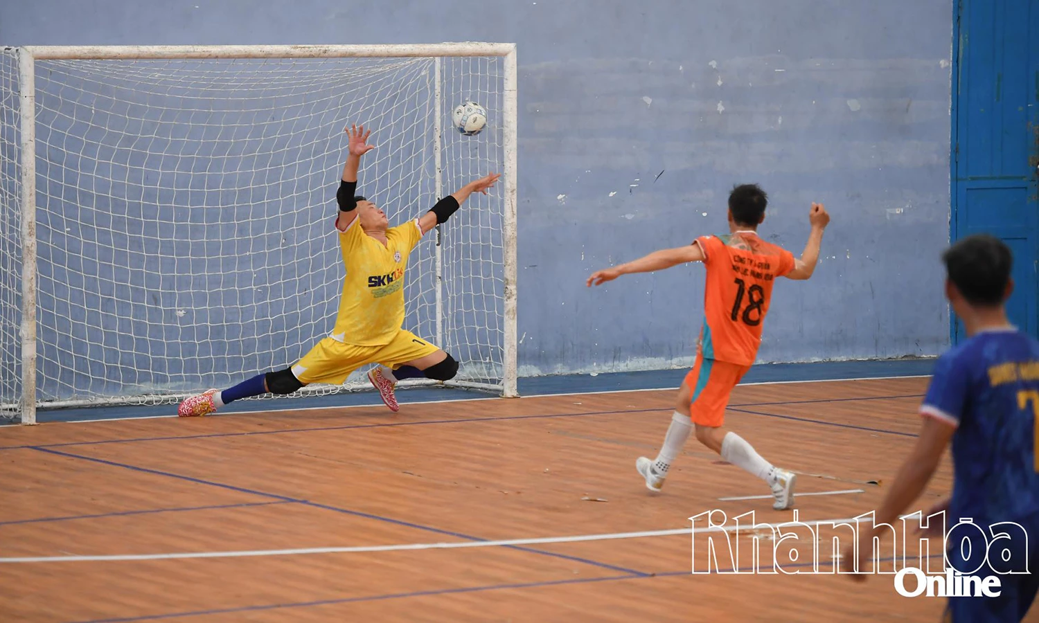 Các vận động viên thi đấu trận chung kết bóng đá nam.