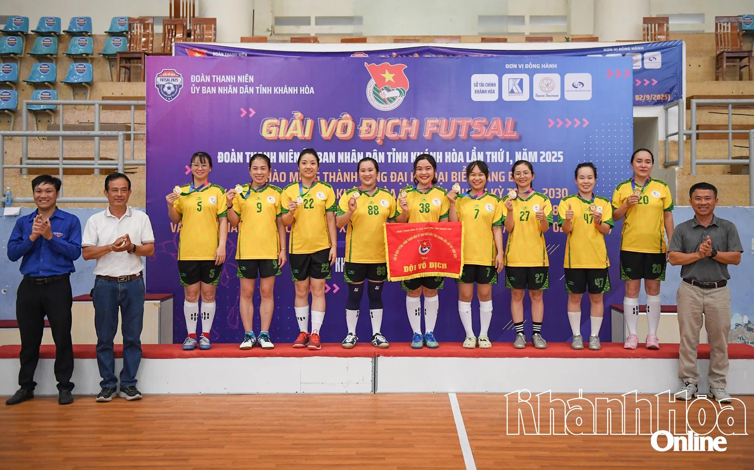 Ban tổ chức trao cờ vô địch bóng đá nữ cho đội bóng Đoàn cơ sở Bệnh viện Đa khoa Khánh Hòa.