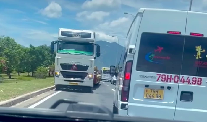 Xác minh xe container chạy ngược chiều trên đại lộ Nguyễn Tất Thành