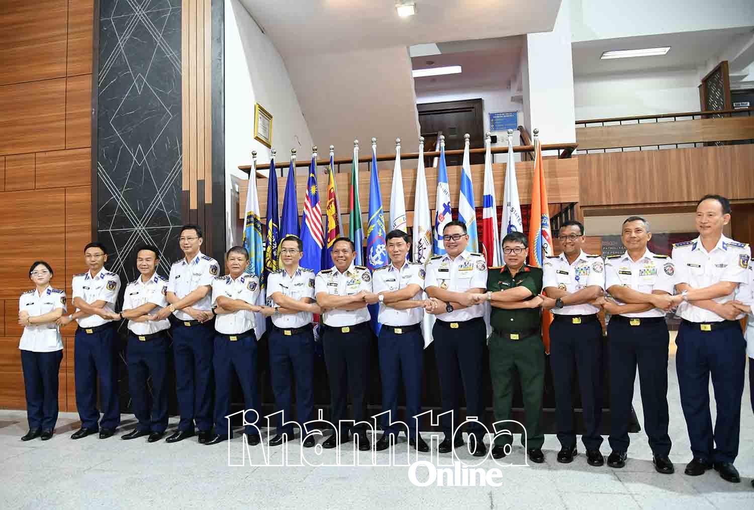 Đại diện lãnh đạo hai lực lượng chụp ảnh lưu niệm.