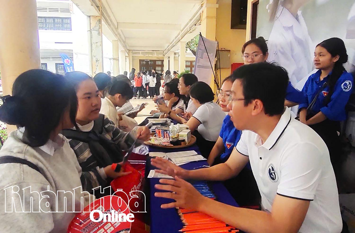 Thí sinh tìm hiểu thông tin tuyển sinh năm 2025 của Trường Đại học Khánh Hòa. 