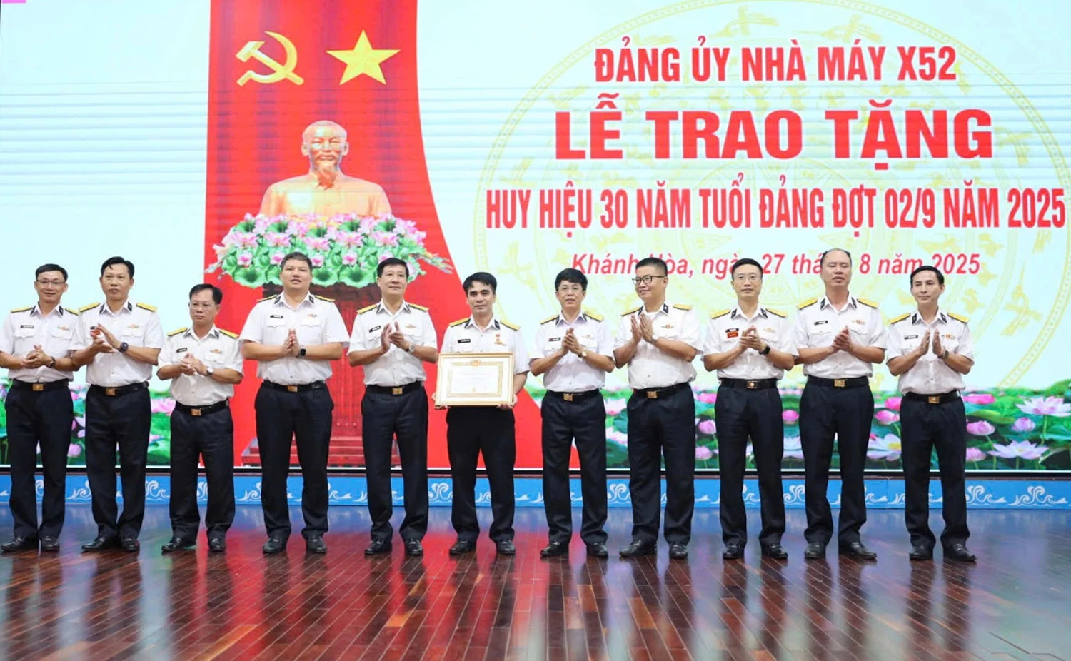 Đảng ủy, Ban Giám đốc Nhà máy X52 chúc mừng đảng viên nhận Huy hiệu 30 năm tuổi Đảng.