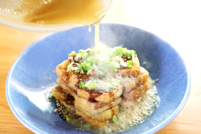  Đậu phụ chiên giòn rưới đầu hành.