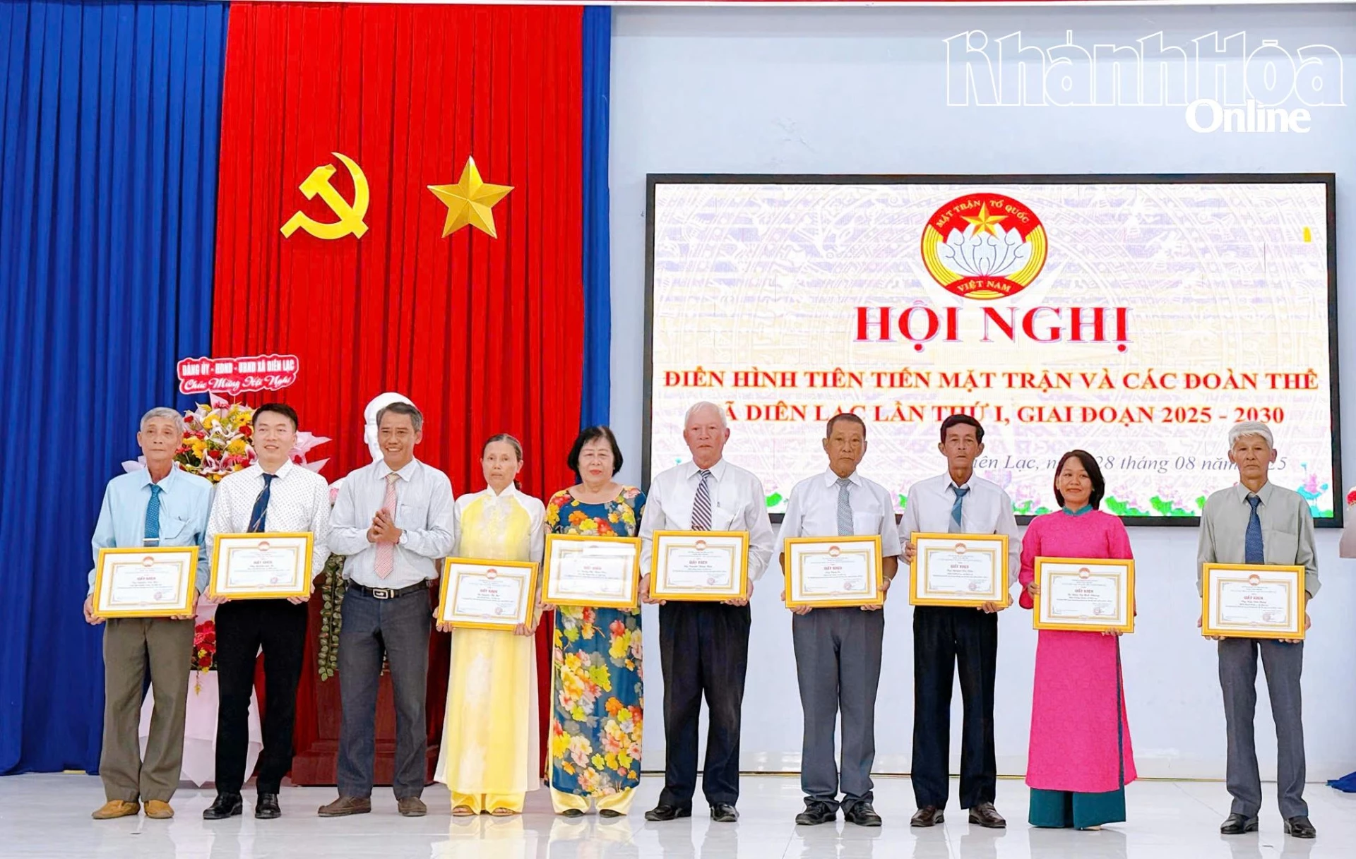 Các cá nhân nhận giấy khen của Ban Thường trực Ủy ban MTTQ Việt Nam xã Diên Lạc.