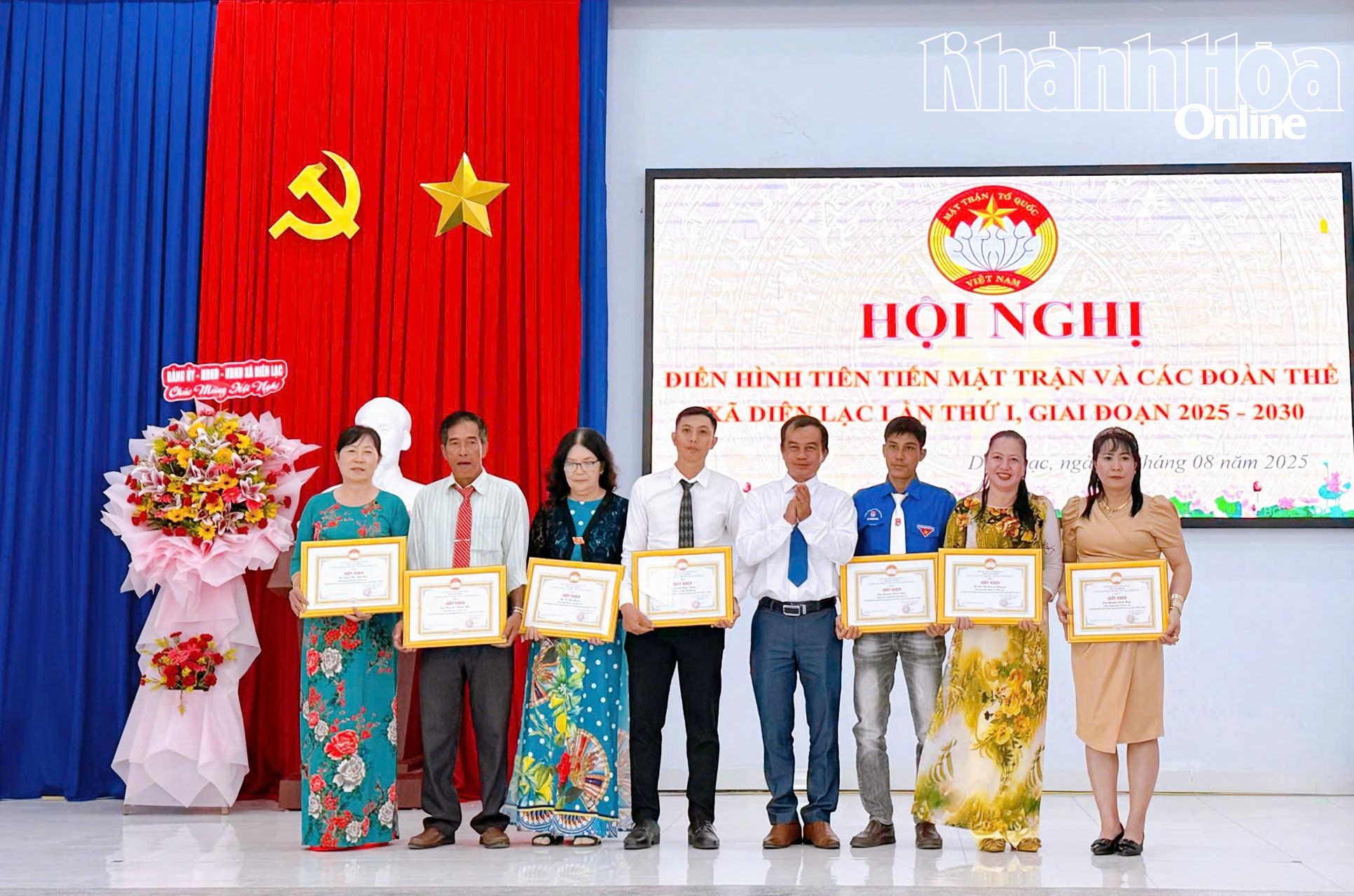 Các cá nhân nhận giấy khen của Ban Thường trực Ủy ban MTTQ Việt Nam xã Diên Lạc.