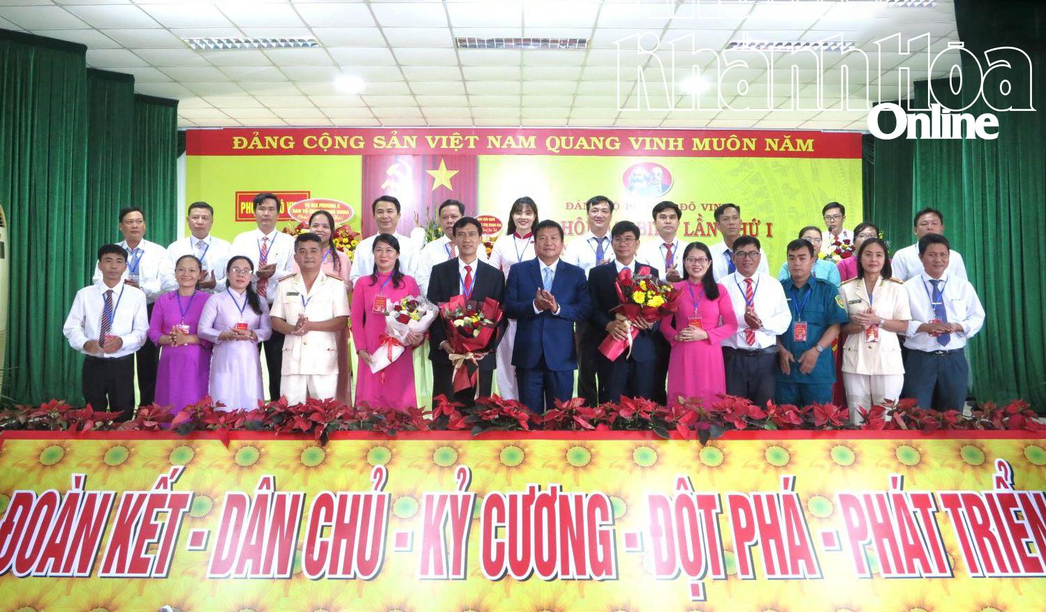 Đồng chí Võ Hoàn Hải tặng hoa chúc mừng Ban Chấp hành Đảng bộ phường Đô Vinh nhiệm kỳ 2025 - 2030. 