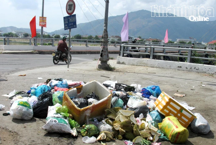Đổ rác bừa bãi ra đầu cầu Thành