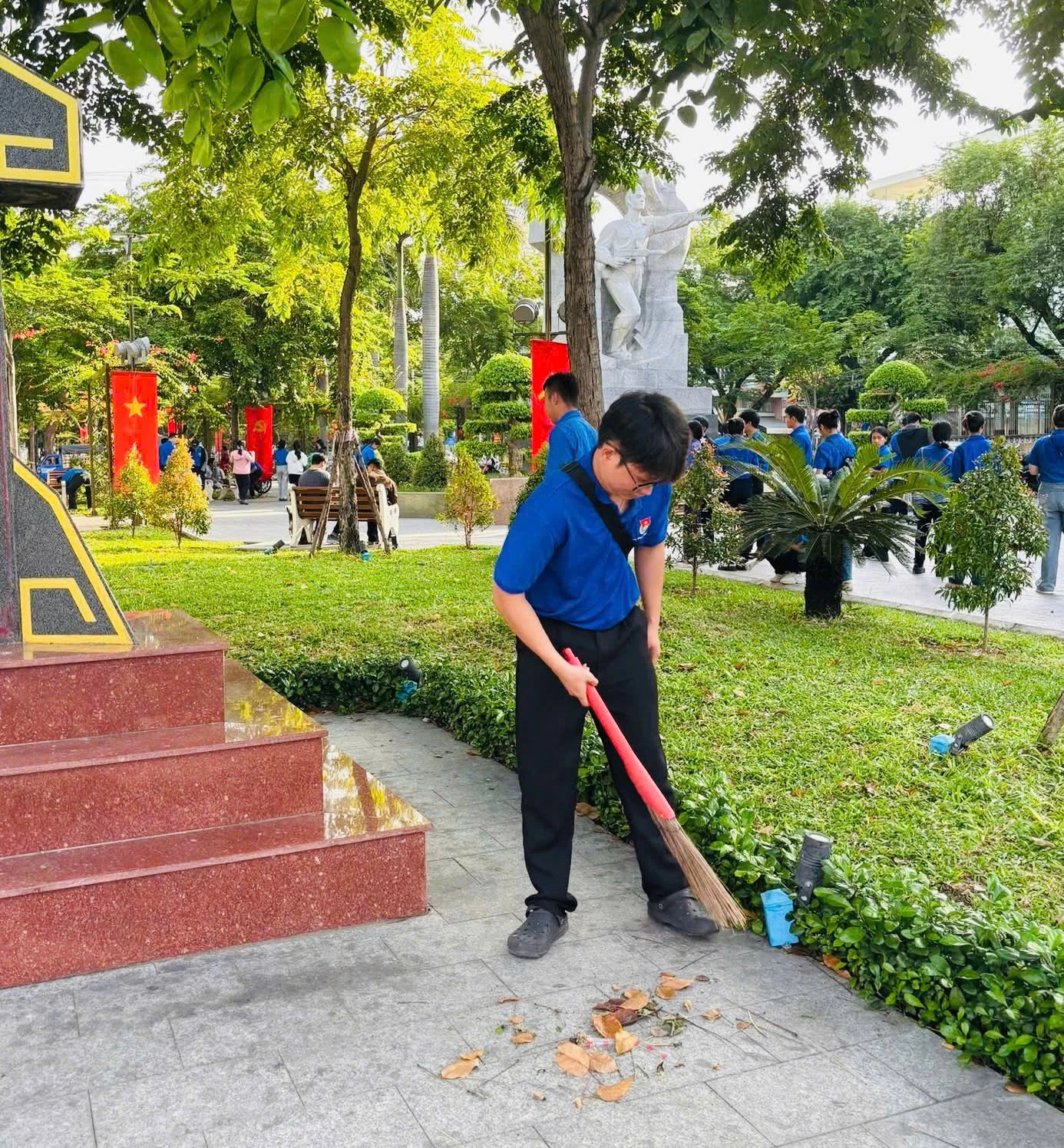 Đoàn viên thanh niên dọn vệ sinh khu vực xung quanh Công viên 23-10