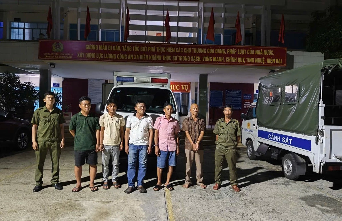 Các đối tượng bị Công an xã Diên Khánh tạm giữ hình sự.