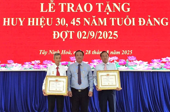 Xã Tây Ninh Hòa: Trao Huy hiệu Đảng đợt 2-9 cho 3 đảng viên