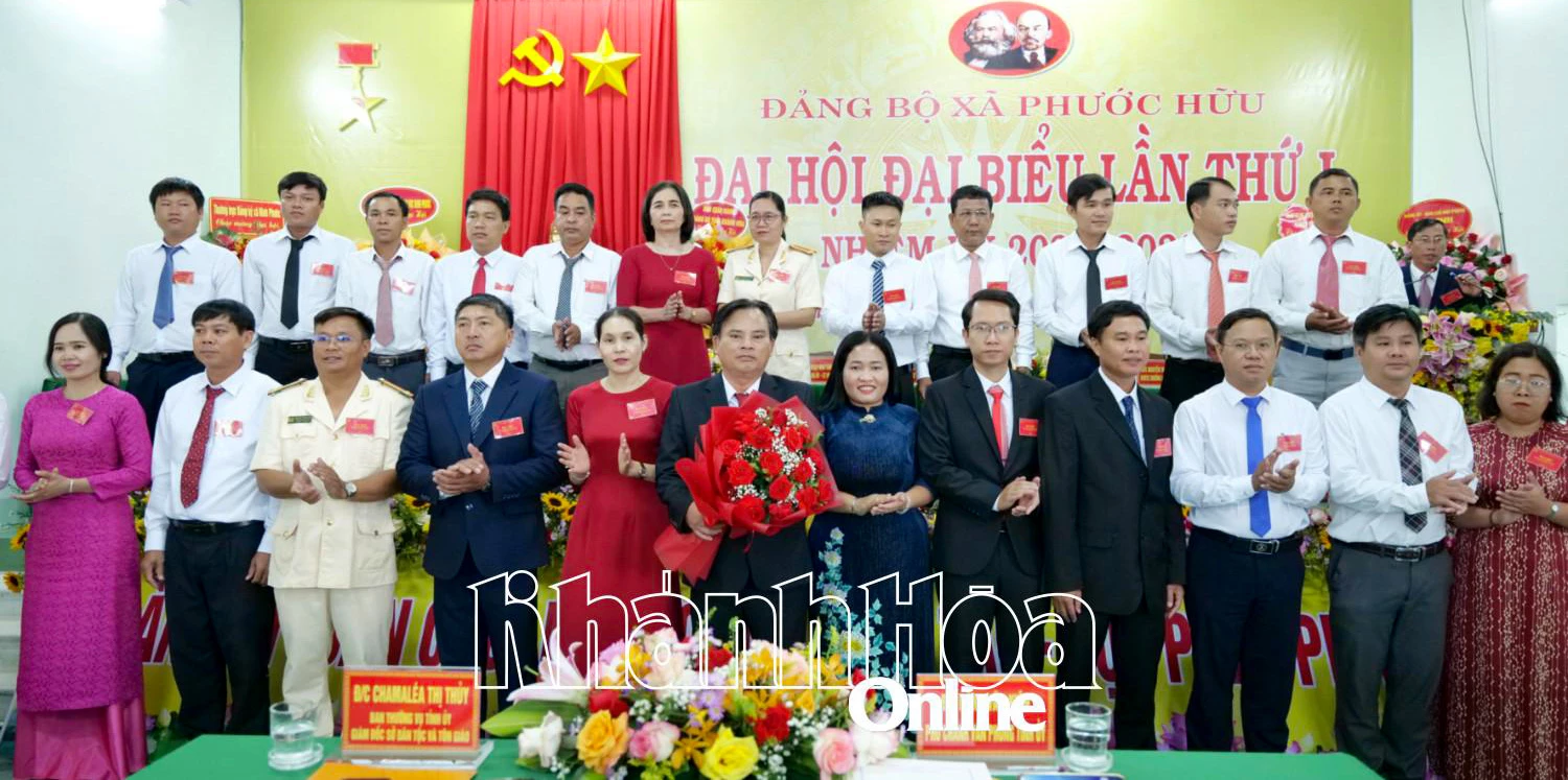 Đồng chí Chamaléa Thị Thủy tặng hoa chúc mừng Ban Chấp hành Đảng bộ xã Phước Hữu nhiệm kỳ 2025 - 2030.