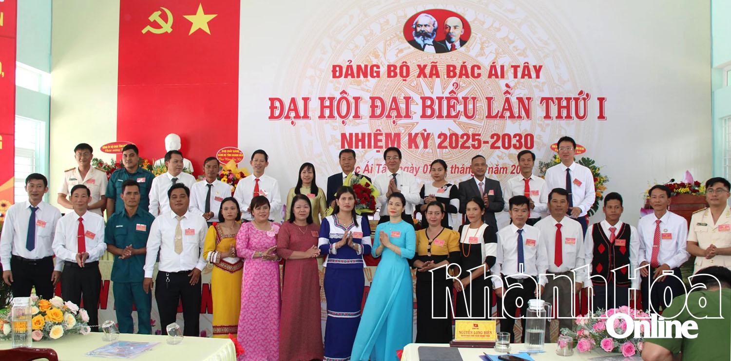 Đồng chí Nguyễn Long Biên tặng hoa chúc mừng Ban Chấp hành Đảng bộ xã Bác Ái Tây, nhiệm kỳ 2025 – 2030.