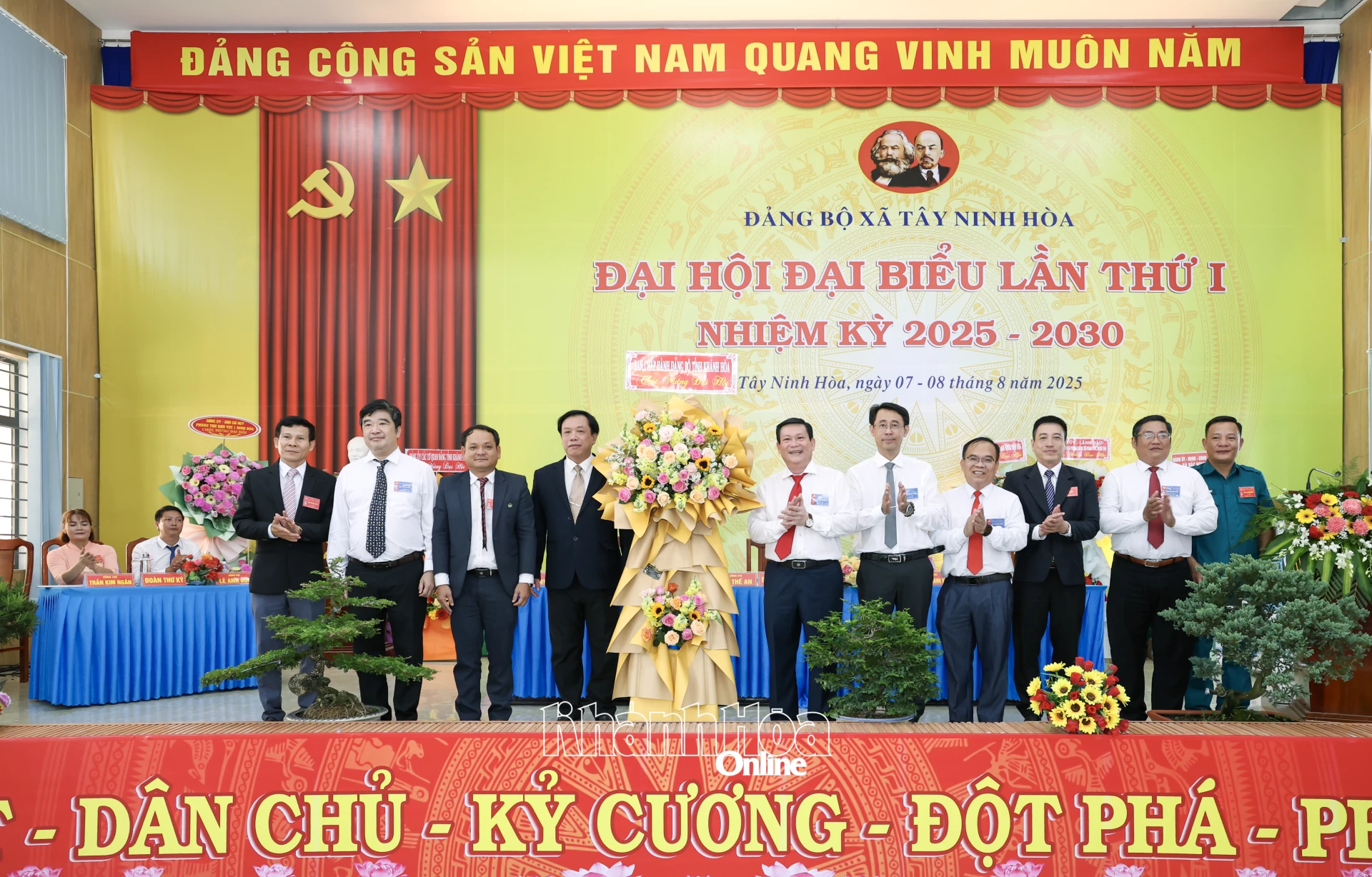 Đồng chí Nguyễn Tiến Đức trao hoa của Ban Chấp hành Đảng bộ tỉnh chúc mừng Đại hội.