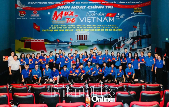 Đoàn phường Đông Hải tổ chức sinh hoạt chính trị kết hợp xem phim “Mưa đỏ”