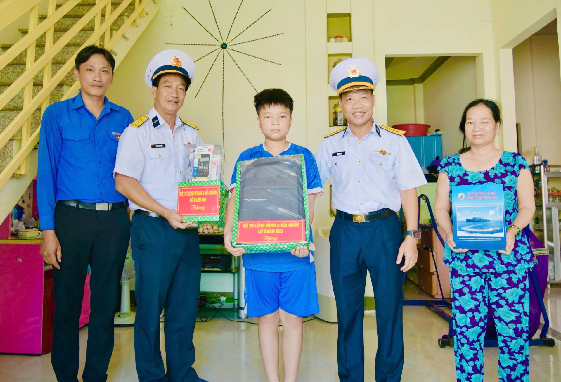 Đoàn phường Đông Hải và Lữ đoàn 955 tặng học bổng và quà cho em Trần Ngọc Duy