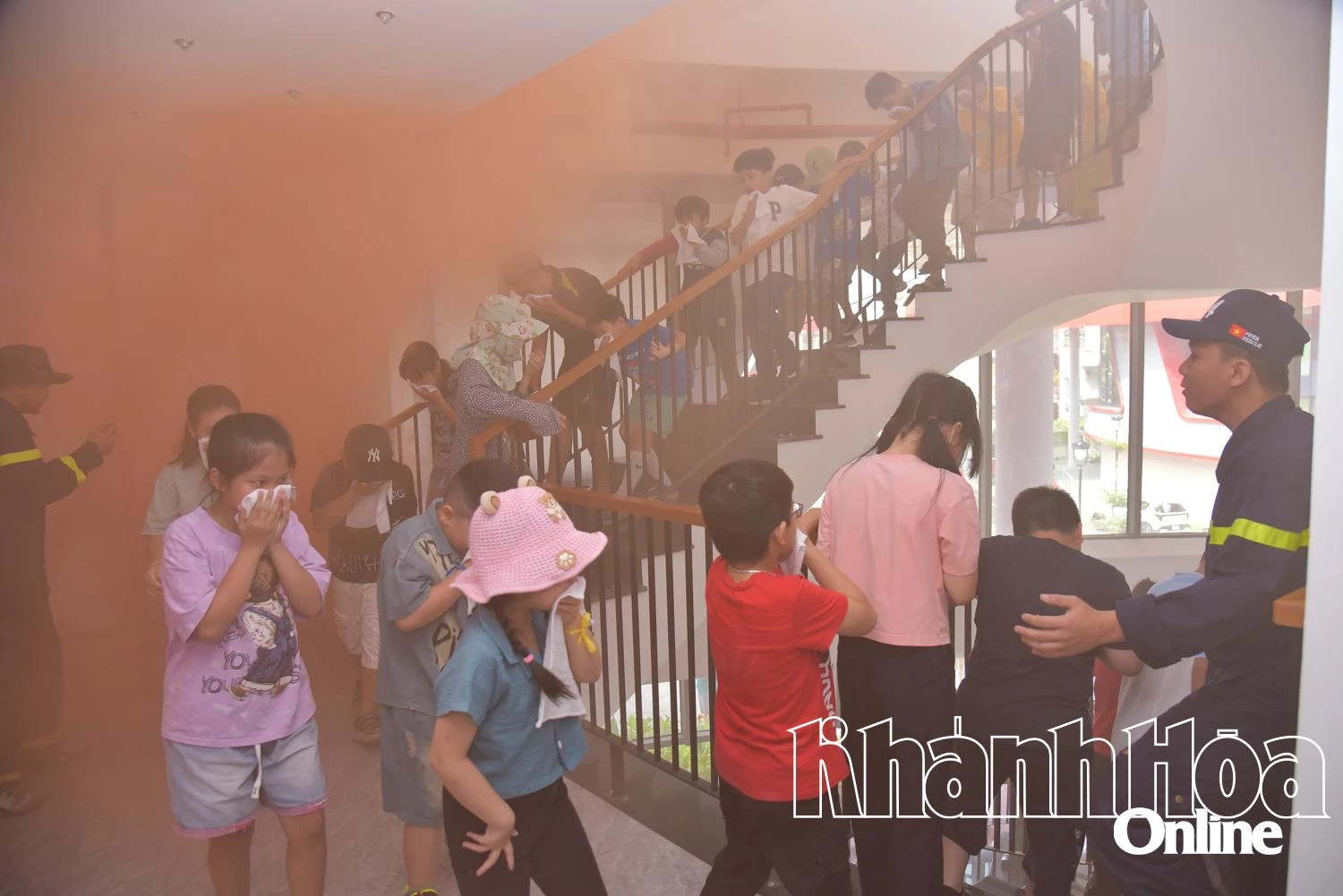 Thực hành kỹ năng thoát nạn trong một đám cháy giả định.