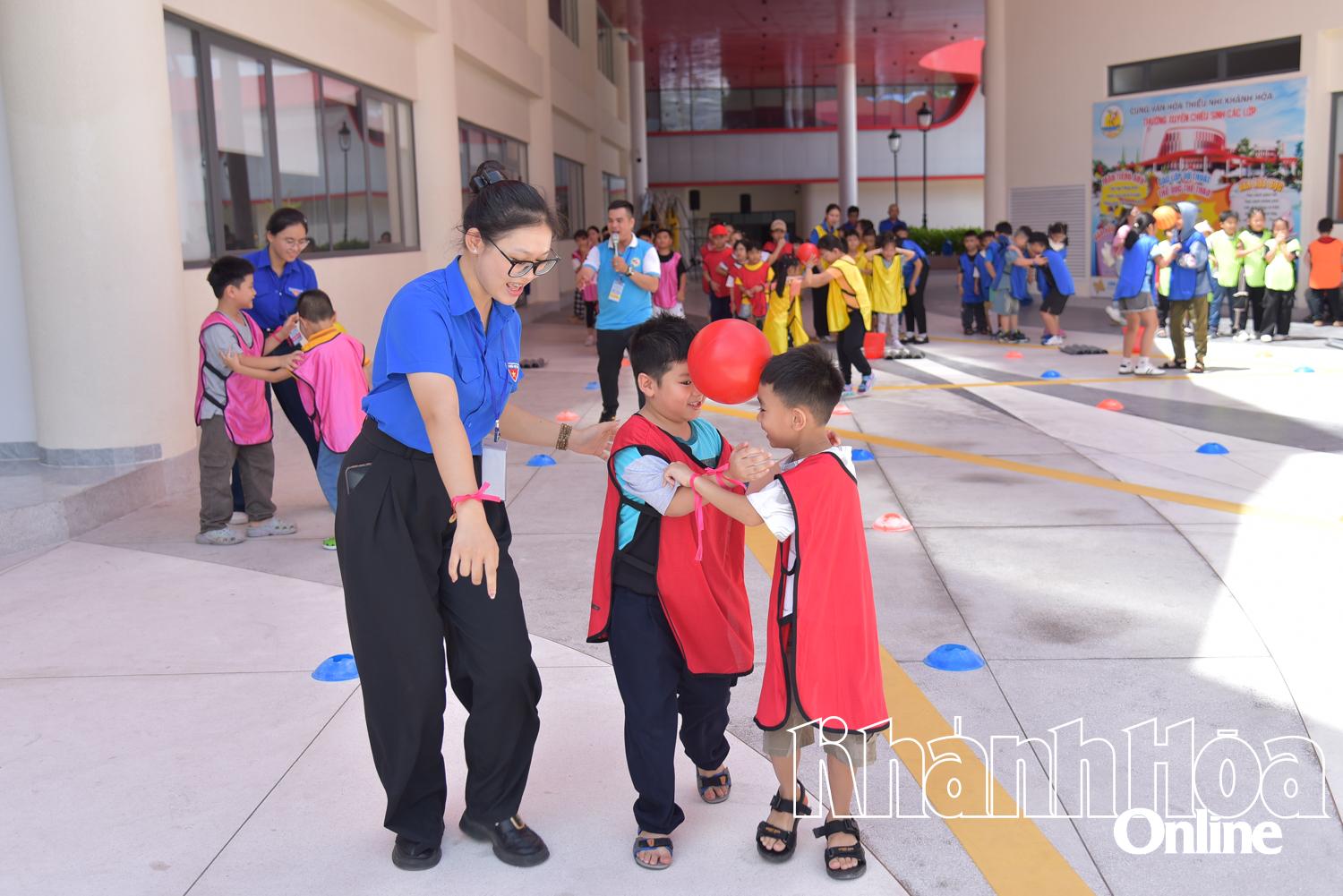 Bên cạnh đó, các thiếu nhi tham gia các trò chơi team building nhằm tăng khả năng hoạt động tập thể.