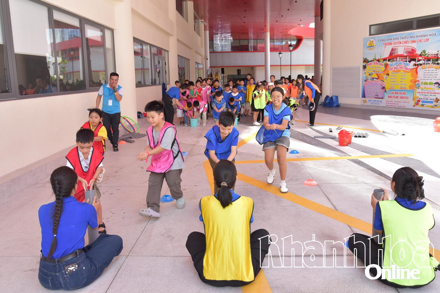 Các hoạt động thu hút 60 thiếu nhi tham gia sôi nổi.