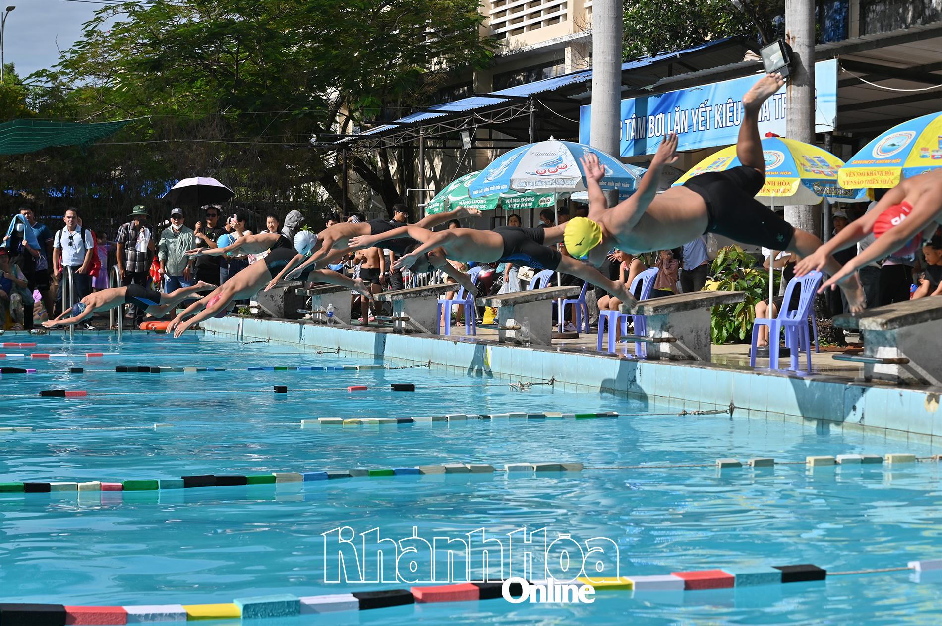 Các vận động viên chuẩn bị thi đấu.