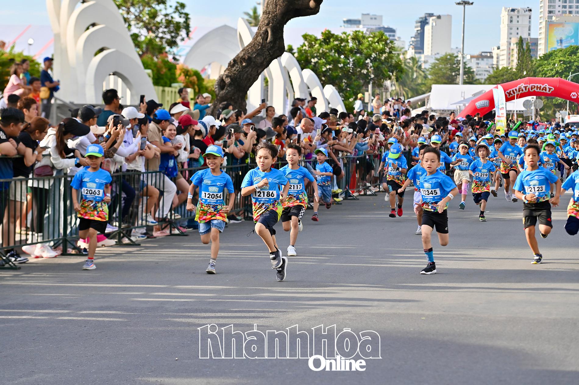 Các em nhỏ lứa 7 tuổi xuất phát.