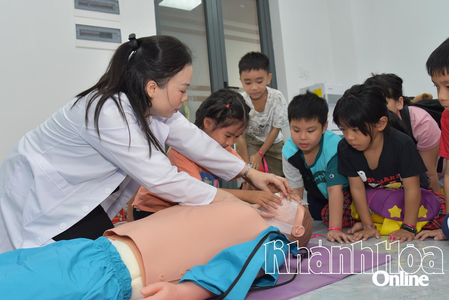 Các em được hướng dẫn cách sơ cấp cứu người bị thương.