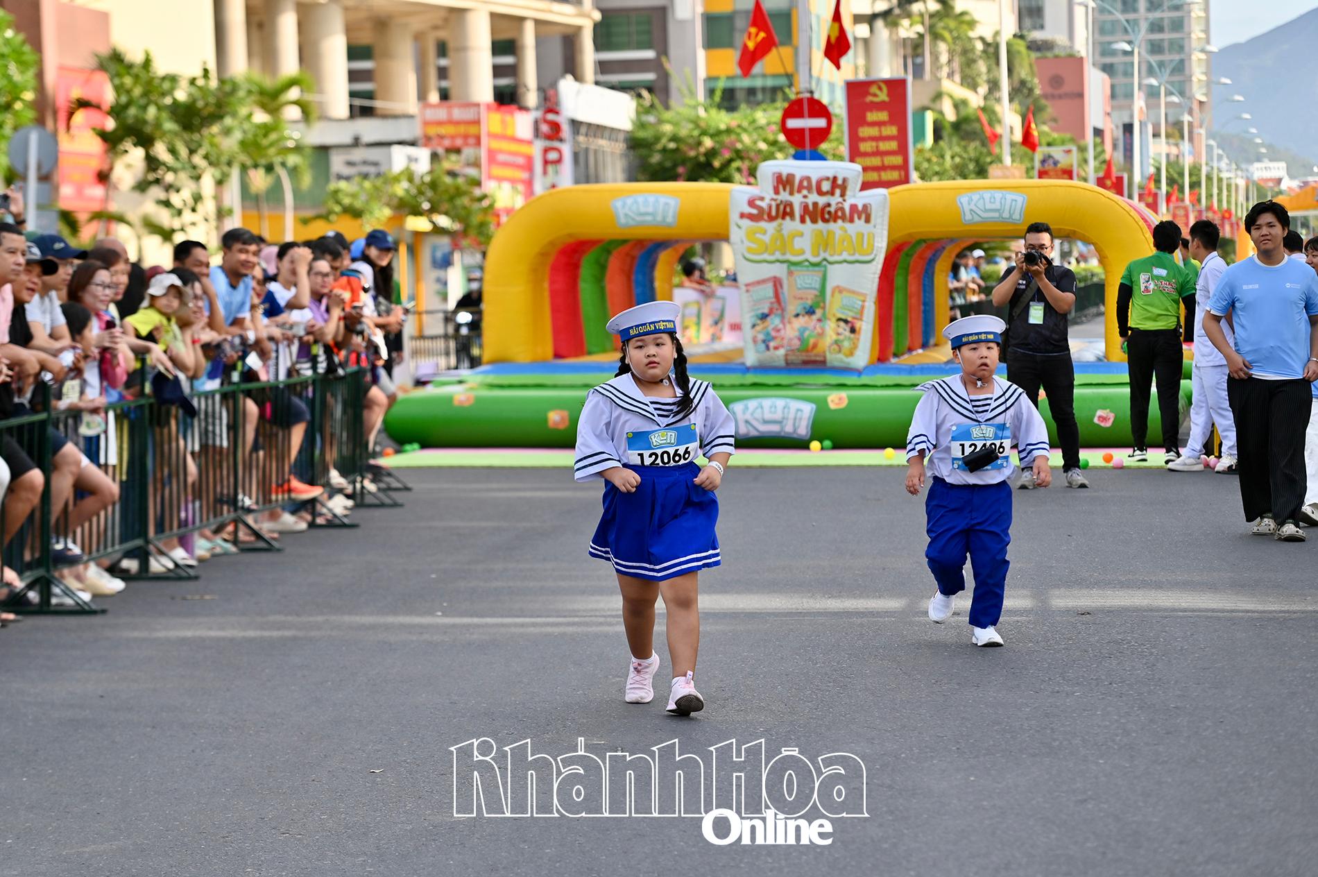Hai bạn nhỏ dễ thương trong bộ đồ thuỷ thủ trên đường chạy Kun.